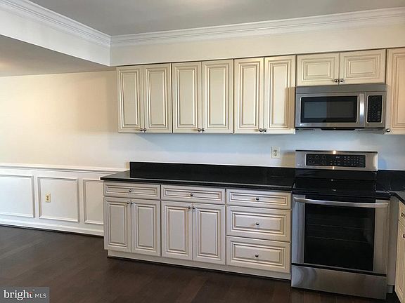 2nd image of 1023 Queens Ct