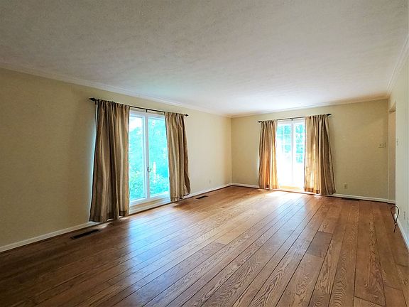 4th image of 5615 Lake Shore Dr
