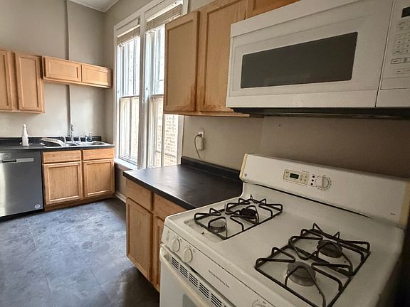 3rd image of 1141 N Winchester Ave APT 2F