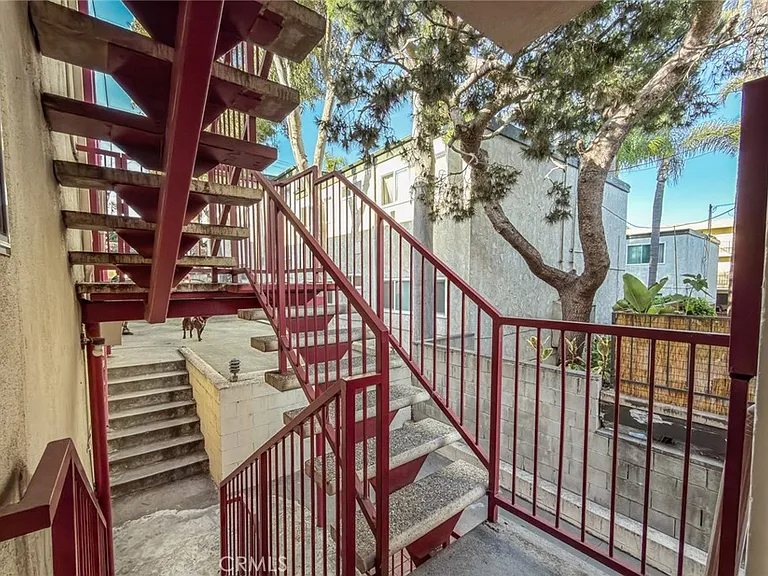 810 E Grand Ave — Photo 27