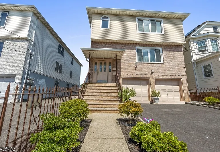 939 Grove St — Photo 1