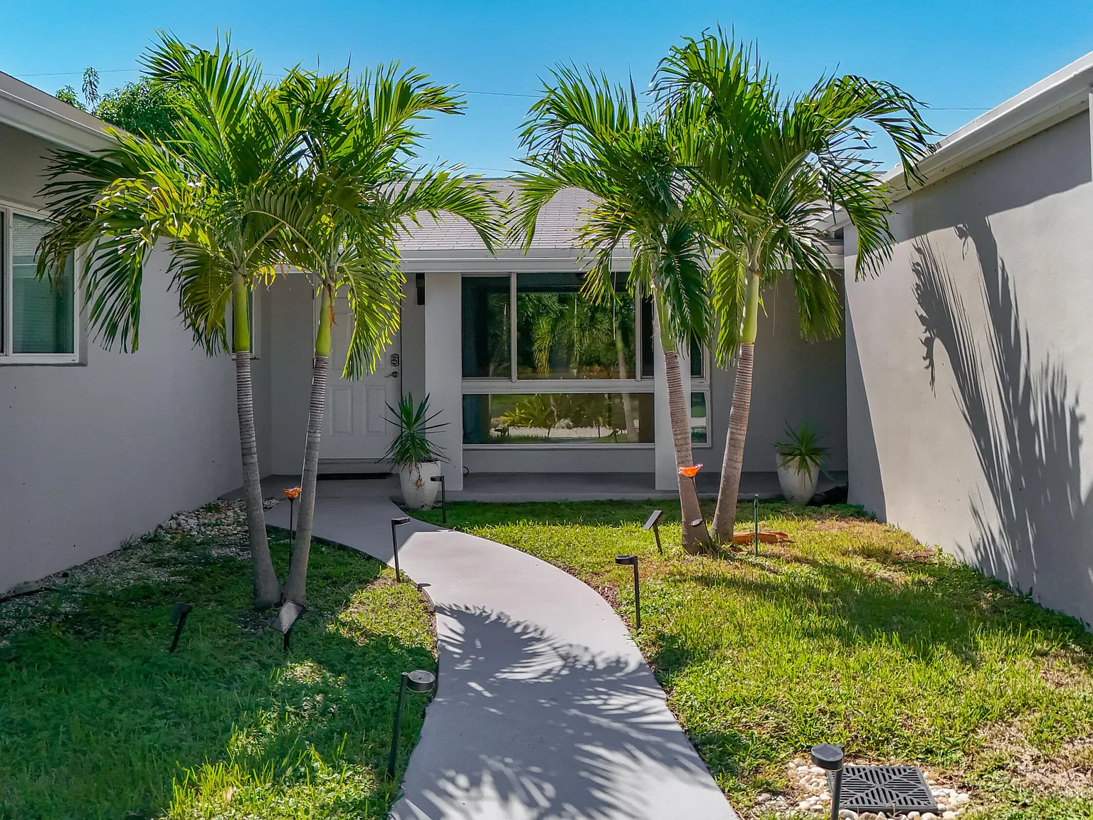 3 bed, 3.0 bath, 1634 sqft, $6,300 — Photo 2