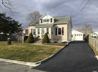 91 Oak St, Islip, NY 11751