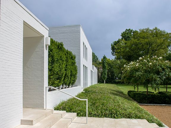 4th image of 734 Jackson Blvd
