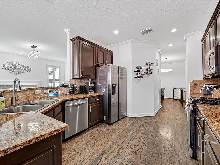 1015 Enclave Sq S — Photo 19
