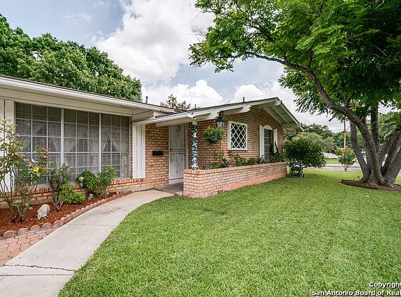 4th image of 303 Montfort Dr