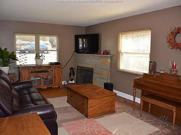 3rd image of 919 Montrose Dr