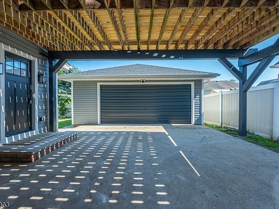 4th image of 214 Alberta Dr