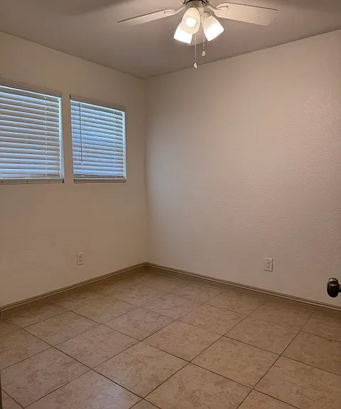 2nd Bedroom w/ceiling fan