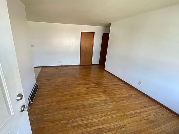 3rd image of 4212 Middlebury Ave APT 2
