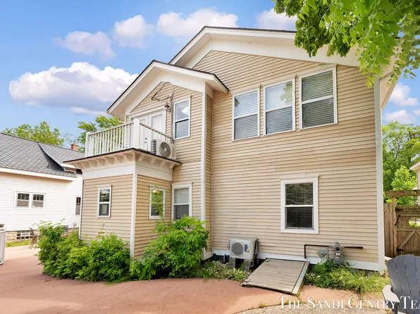 209 Clinton Ave, Grand Haven, MI 49417