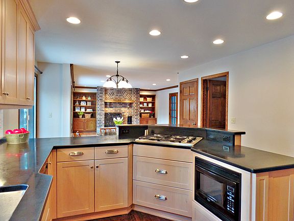 4th image of 511 Riverview Dr