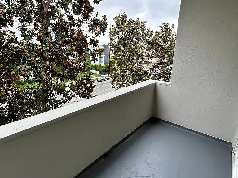 13860 Burbank Blvd — Photo 41