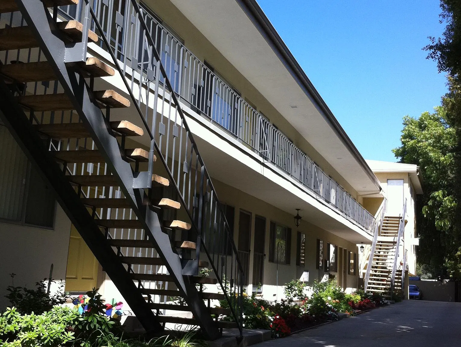 2 bed, 728 sqft, $2,050 — Photo 2