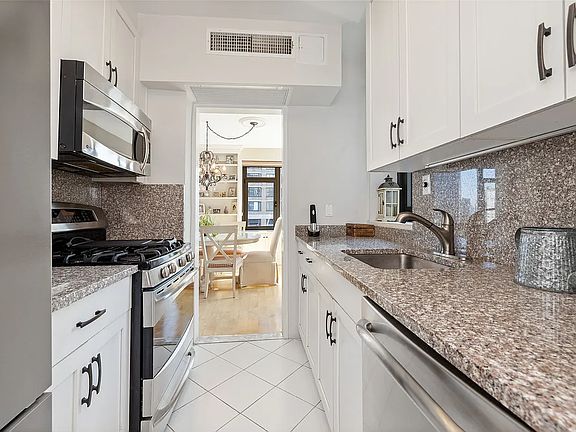 5th image of 160 E 65th St APT 26F