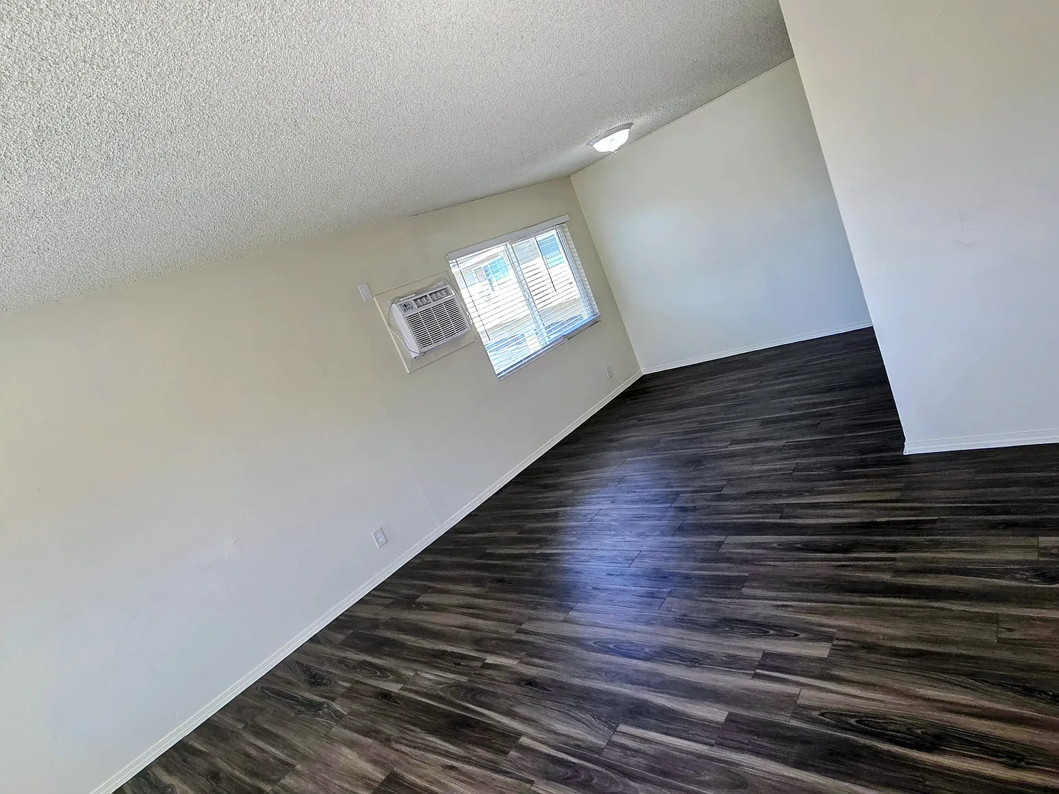 3 bed, 1100 sqft, $3,250 — Photo 3