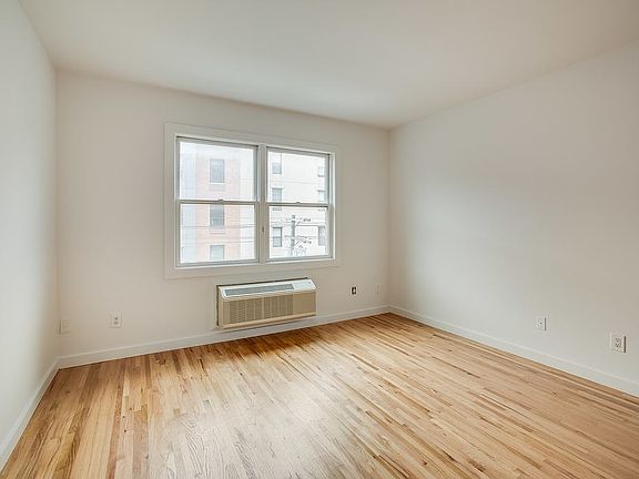 2nd image of 202 Grand St #6C