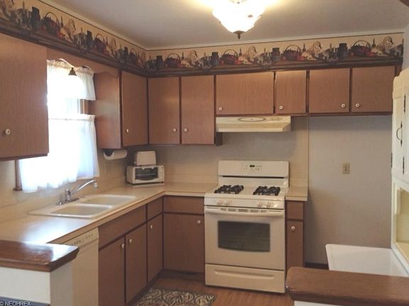 4th image of 4632 Pinegrove Ave