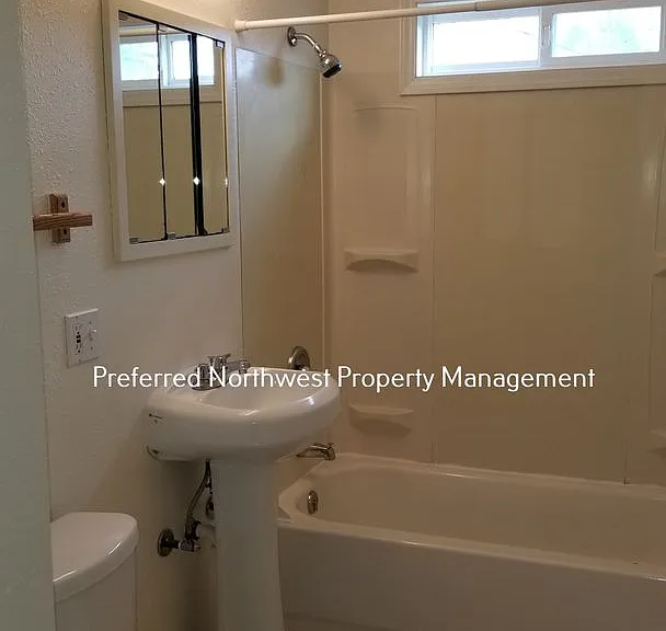 390 Stevens Ln — Photo 4