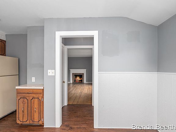 3rd image of 922 Sylvia St NW