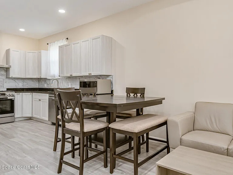 209 E Avenue B — Photo 10