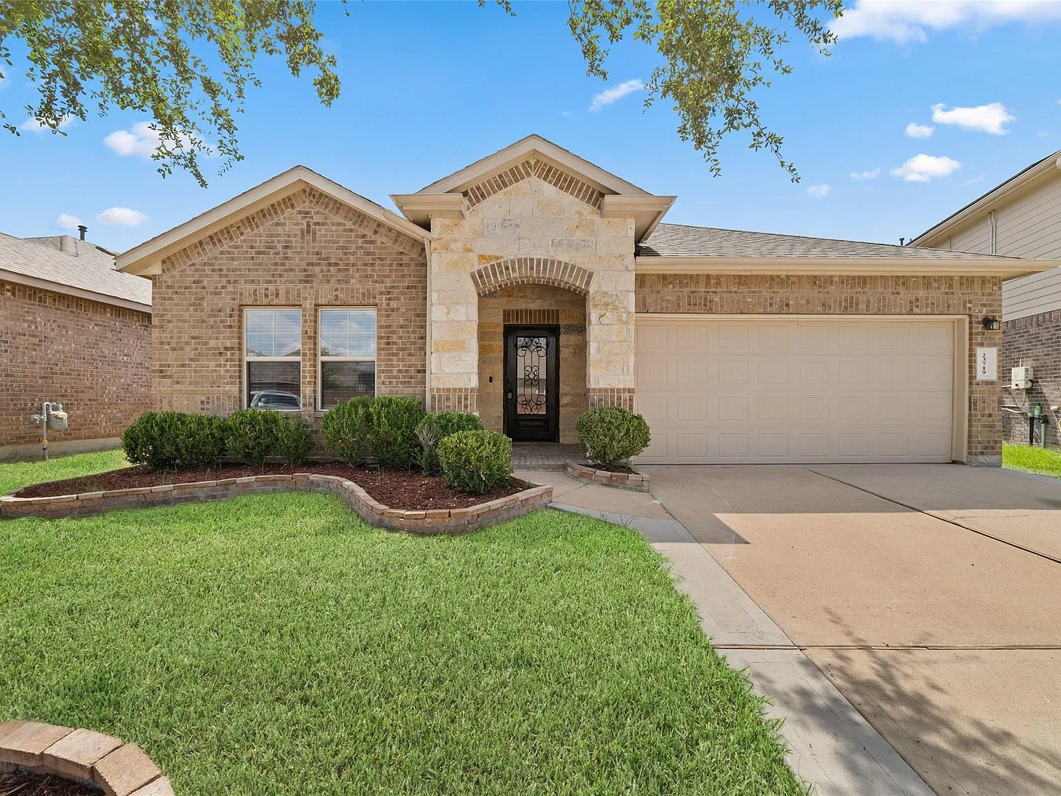 4 bed, 2.0 bath, 2241 sqft, $2,499 — Photo 1