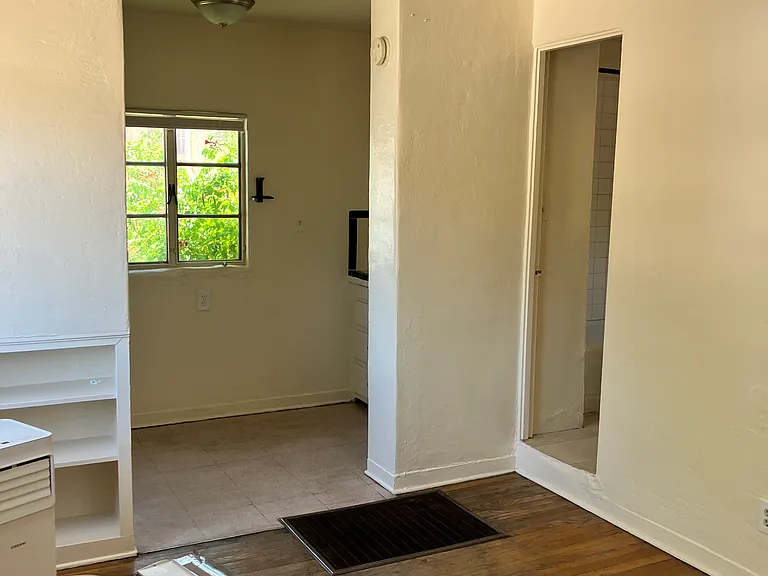 112 Mesa St SE #1/2 — Photo 10