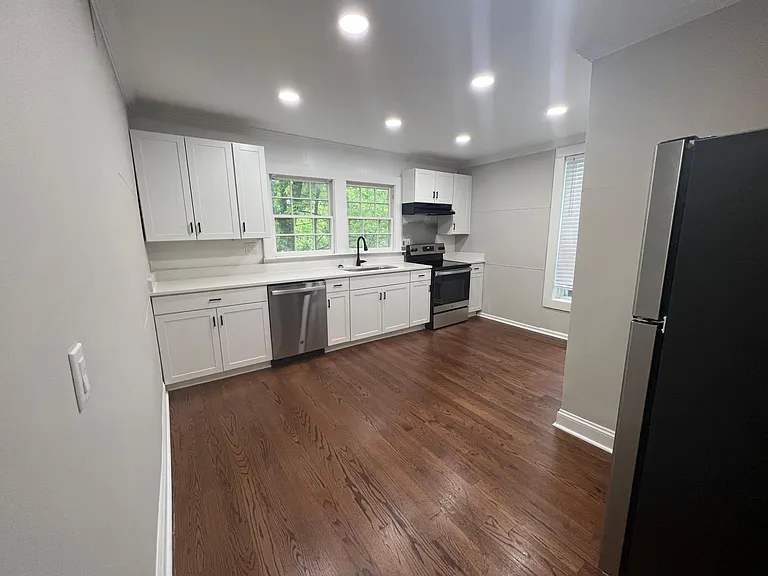 221 N Lee St — Photo 5
