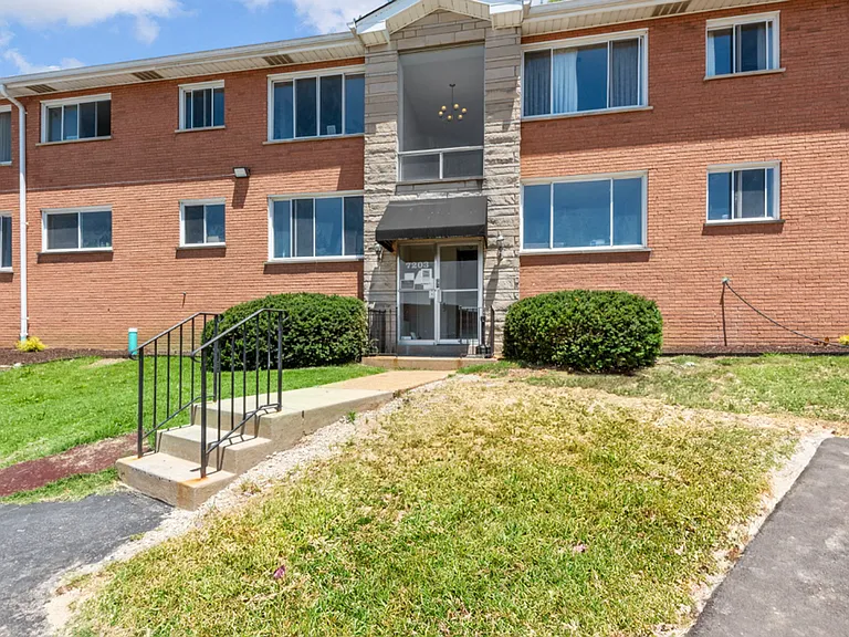 7201-05 Gravois Apartments — Photo 17