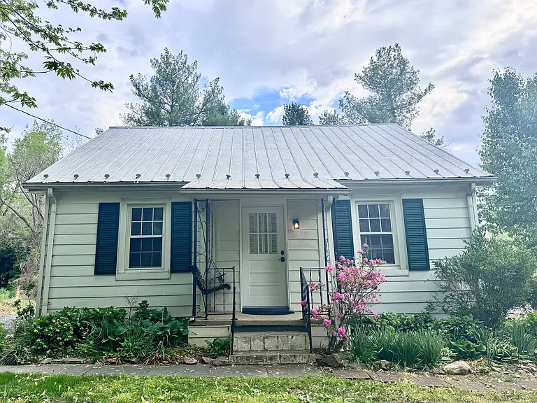 210 Warren St — Photo 21