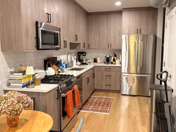 3208 N Southport Ave APT 204, Chicago, IL 60657
