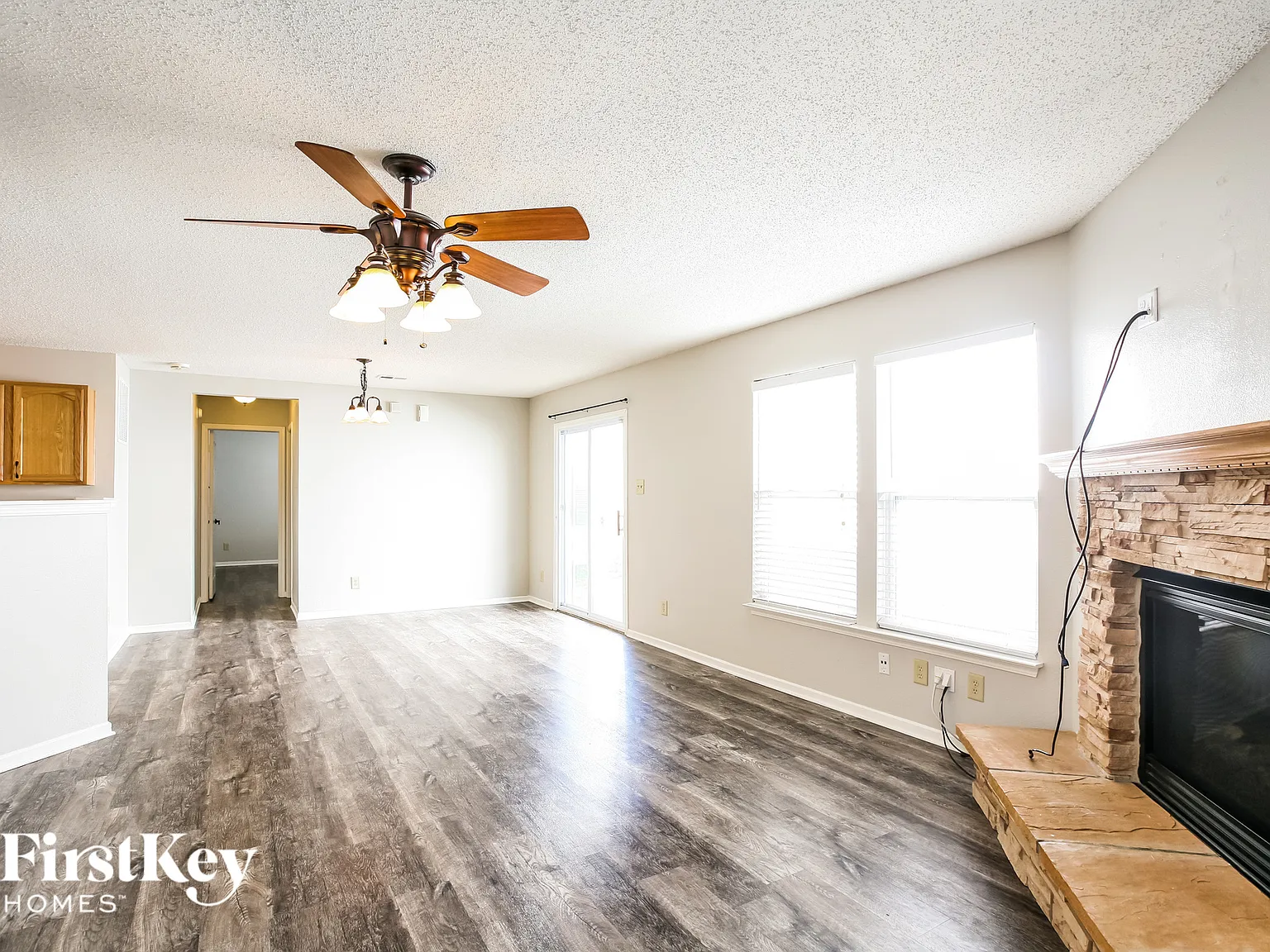 3 bed, 2.0 bath, 1433 sqft, $2,035 — Photo 4
