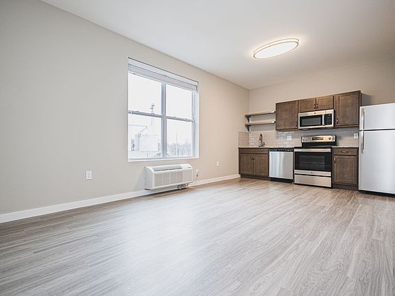 3rd image of 325 Blackburn Ave #D3ffeba4b