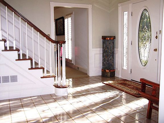 Entry Foyer w/Tile Floor