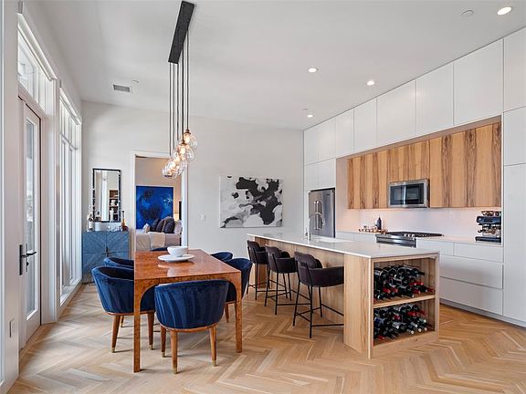 5th image of 701 N Hudson Ave Unit 404