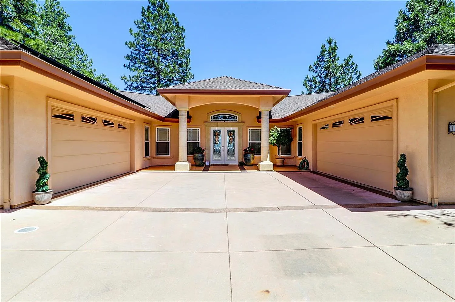 1131 Sandalwood Dr photo 1