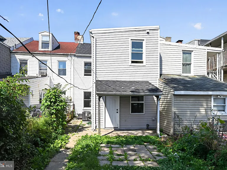153 N Queen St — Photo 2