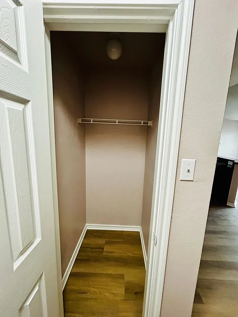 Spacious 1 Bedroom Condo in the NW Hills — Photo 2