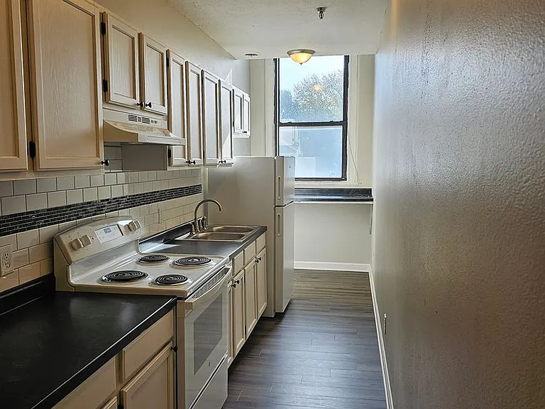 Come Home to Peterson Square Apartments — Photo 36