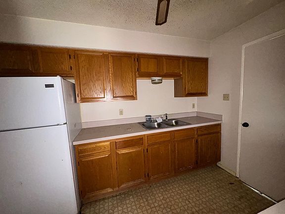 4th image of 800 Maple St