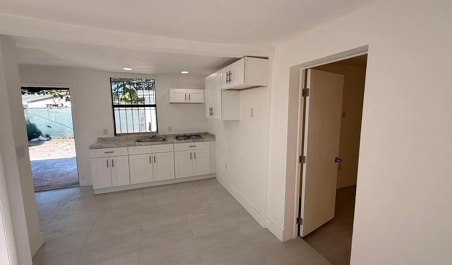 2 bed, 1.0 bath, 1120 sqft, $2,095 — Photo 2