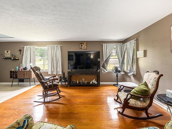4th image of 135 S Chilton Cres