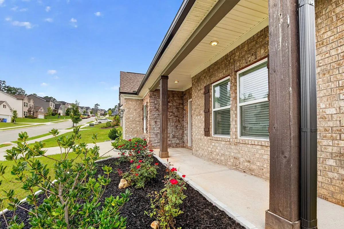 4 bed, 3.0 bath, 2607 sqft, $2,700 — Photo 2