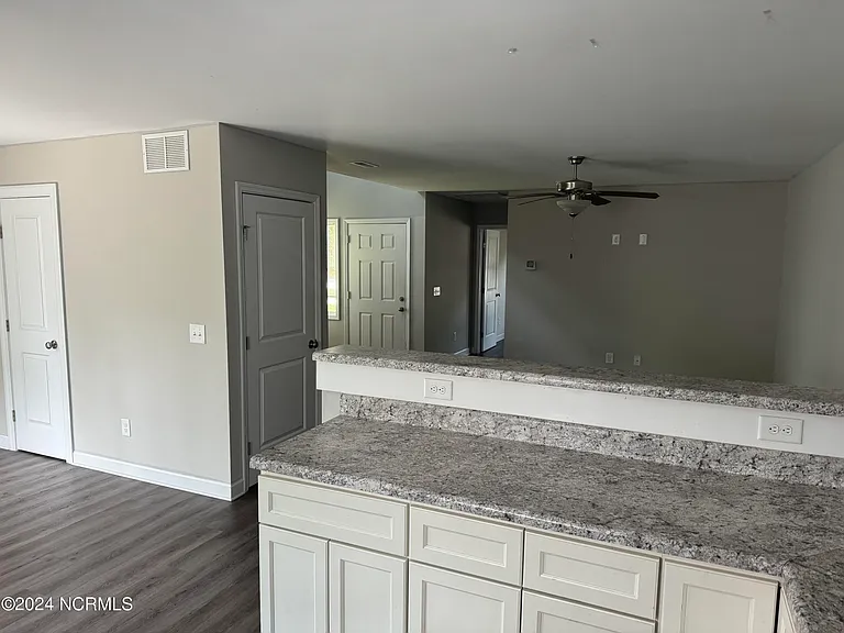 210 Jordan Ln — Photo 3