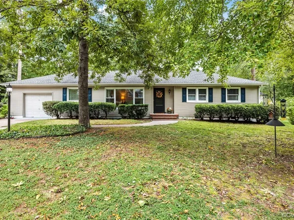 225 Biltmore Dr, Colonial Heights, VA 23834