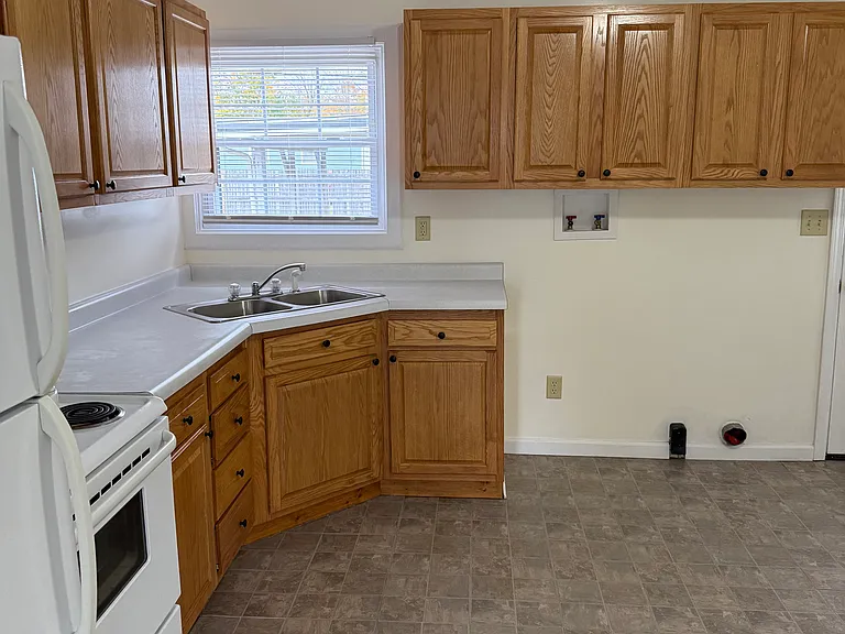 411 Eberhart Dr — Photo 5
