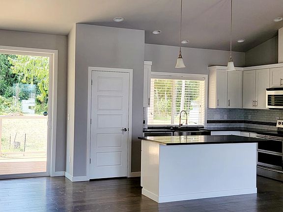 2nd image of 2884 Viewmont Pl