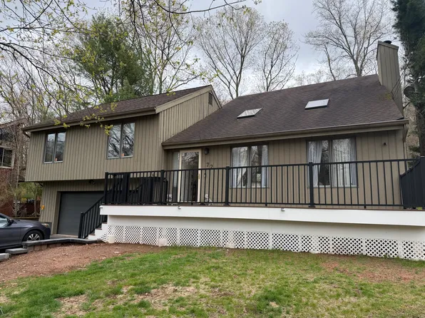72 Hideaway Ln, Hamden, CT 06518