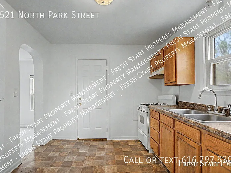 1521 N Park St — Photo 11