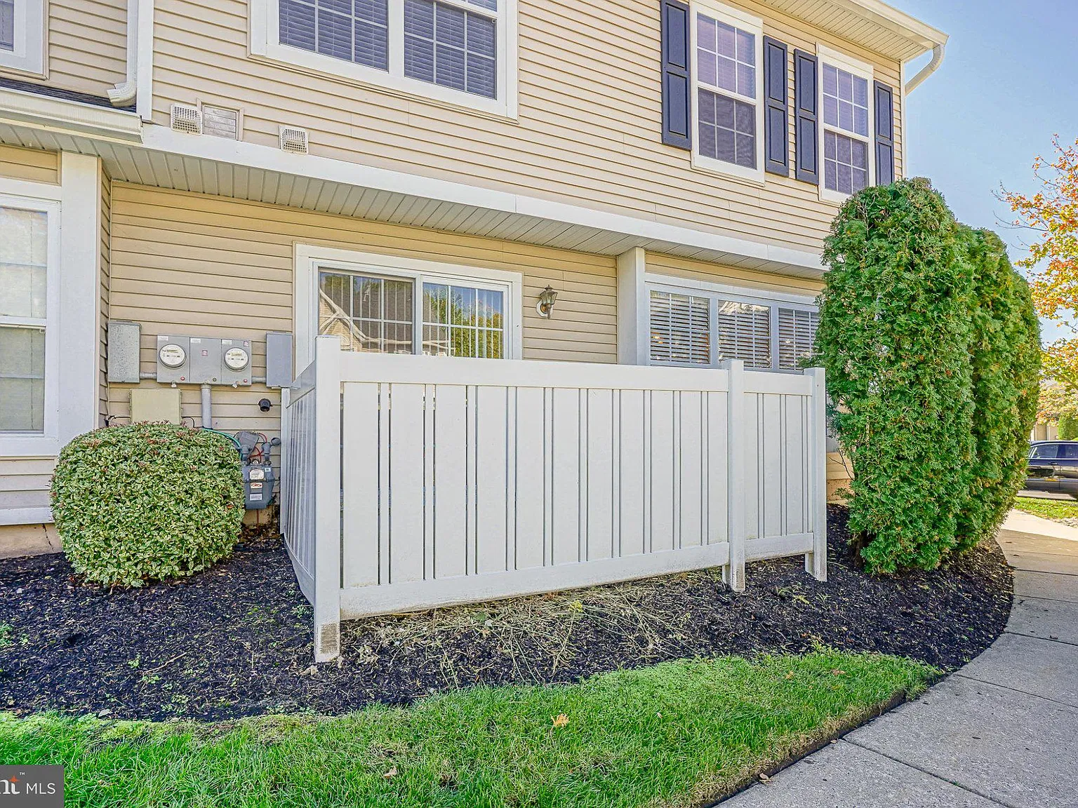 3 bed, 2.5 bath, 1688 sqft, $2,900 — Photo 2